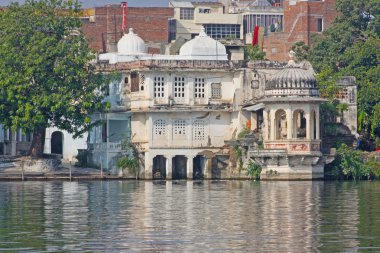 udaipur göl kenarında güzel bina