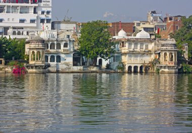 udaipur göl kenarında güzel bina