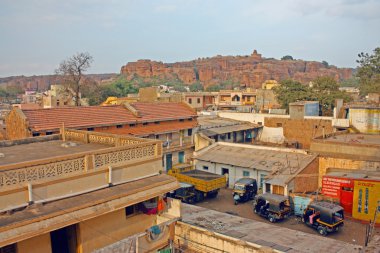 Fort badami, kayalık dağ ve mağara tapınaklar üstüne