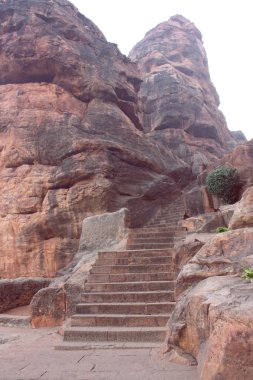 badami, mağaranın girişinde heykel