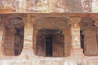 badami, mağaranın girişinde heykel