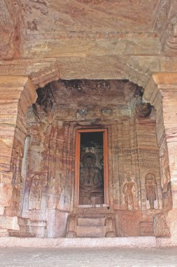 badami, mağaranın girişinde heykel