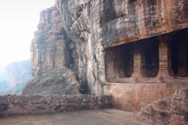 badami, mağaranın girişinde heykel