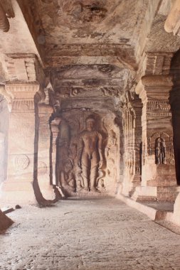 badami, mağaranın girişinde heykel