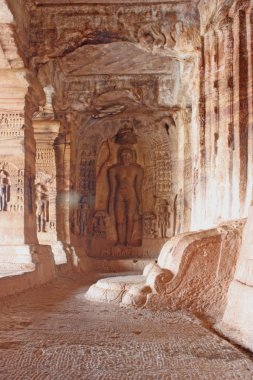 badami, mağaranın girişinde heykel