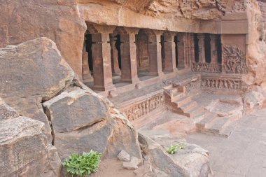 badami, mağaranın girişinde heykel