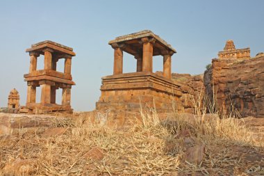 Fort badami, kayalık dağ ve mağara tapınaklar üstüne