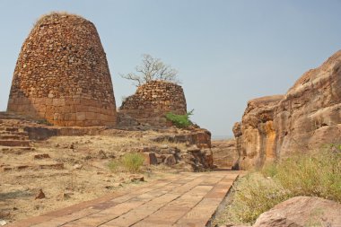 Fort badami, kayalık dağ ve mağara tapınaklar üstüne