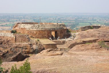 Fort badami, kayalık dağ ve mağara tapınaklar üstüne
