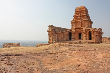 Fort badami, kayalık dağ ve mağara tapınaklar üstüne