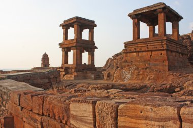 Fort badami, kayalık dağ ve mağara tapınaklar üstüne