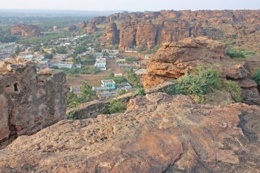 Fort badami, kayalık dağ ve mağara tapınaklar üstüne