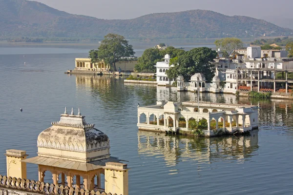 Building on the Lake in Udaipur — Stock Photo, Image