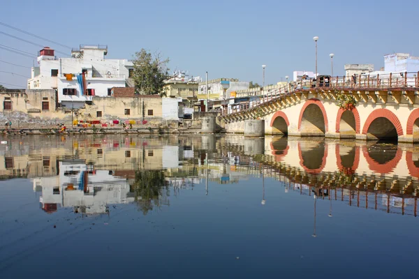 Будівлі на березі озера в місті Udaipur — стокове фото