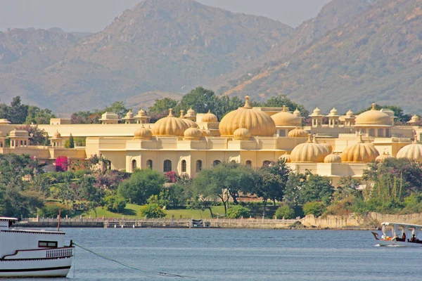 Building on the Lake in Udaipur — Stock Photo, Image
