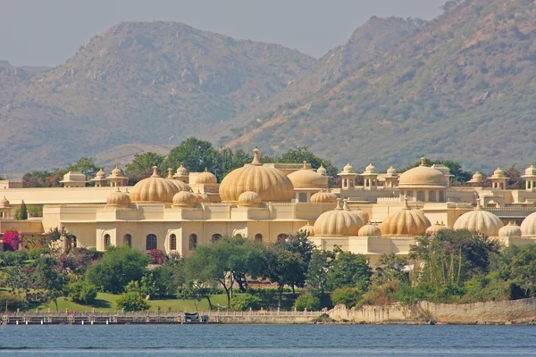 Udaipur gölde bina — Stok fotoğraf