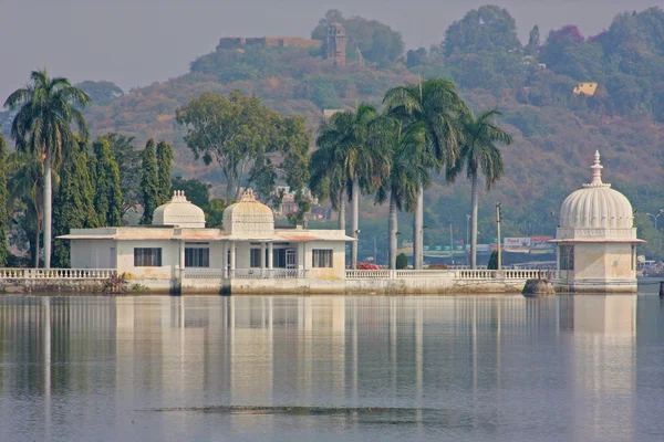 Vacker byggnad på sjön i udaipur — Stockfoto