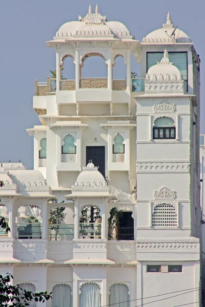 Bellissimo edificio sul lago di Udaipur — Foto Stock
