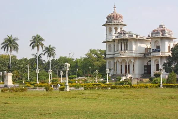 Schöne Bibliothek im Park von Udaipur — Stockfoto