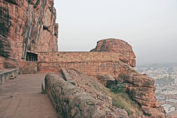 Fort badami, kayalık dağ ve mağara tapınaklar üstüne — Stok fotoğraf