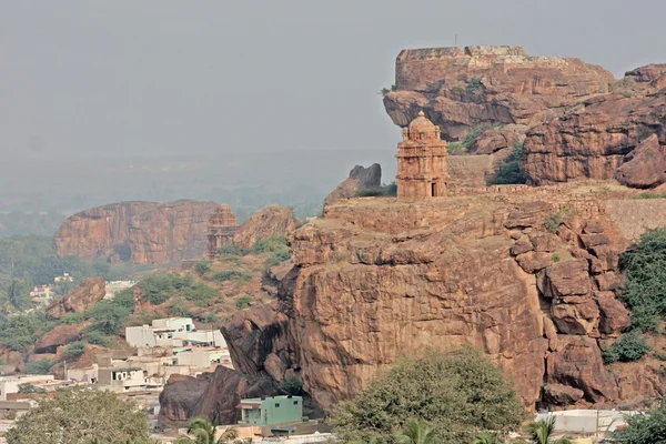 Φρούριο στην κορυφή του βραχώδη βουνό και σπήλαιο ναούς στο badami — Φωτογραφία Αρχείου
