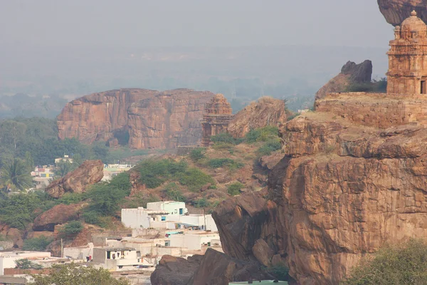 Форт на вершине скалистых гор и пещерных храмов в Бадами — стоковое фото