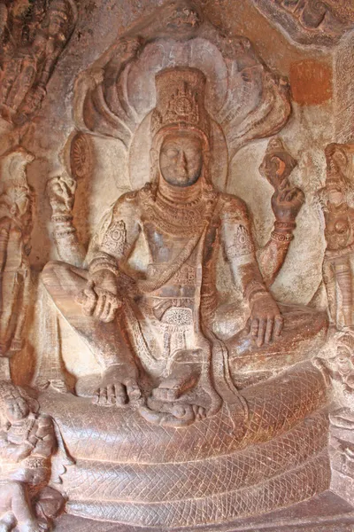 Badami, mağaranın girişinde heykel — Stok fotoğraf