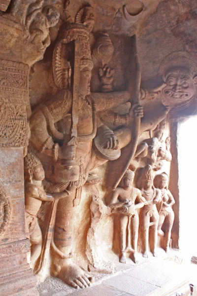 Skulptur vid ingången till grottan på badami — Stockfoto