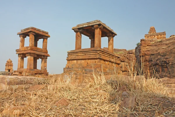 Fort atop rocky mountain and cave temples at Badami — Stock Photo, Image