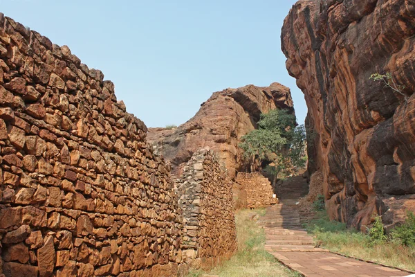 Fort em cima de montanhas rochosas e templos de cavernas em Badami — Fotografia de Stock