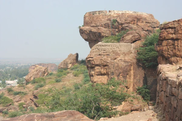 Fuerte en la cima de la montaña rocosa y templos cueva en Badami —  Fotos de Stock