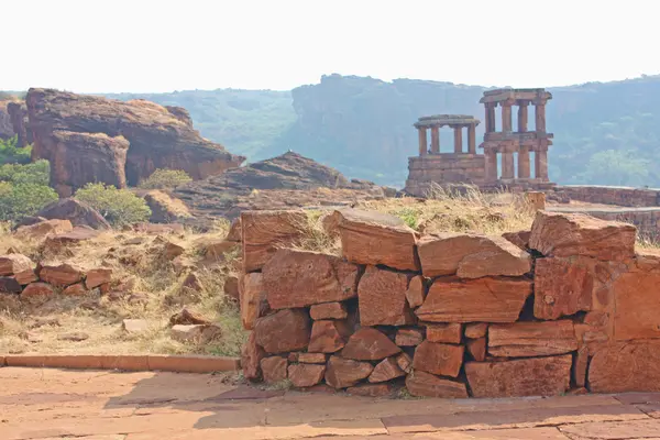 Fuerte en la cima de la montaña rocosa y templos cueva en Badami — Foto de Stock