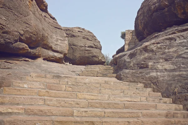 बादामी में चट्टान पहाड़ और गुफा मंदिरों के ऊपर फोर्ट — स्टॉक फ़ोटो, इमेज