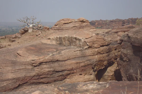 Fort in cima a montagne rocciose e templi rupestri a Badami — Foto Stock