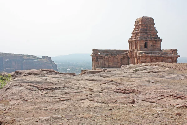 Fort na szczycie skalista góra i Jaskinia świątynie w badami — Zdjęcie stockowe