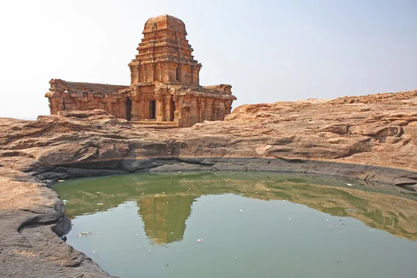 Fuerte en la cima de la montaña rocosa y templos cueva en Badami —  Fotos de Stock