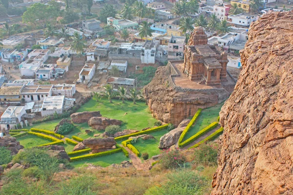 Форт на вершині Скелясті гори і печери храми на Badami — стокове фото