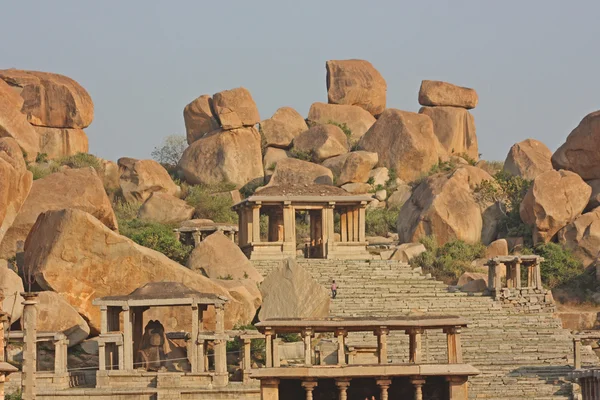 Ruiny Indii świątyni infront ogromne skały głazy — Zdjęcie stockowe