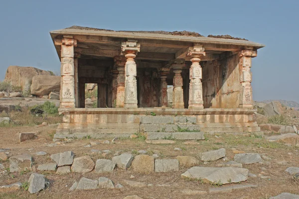 Temple indien ruine devant des rochers massifs — Photo