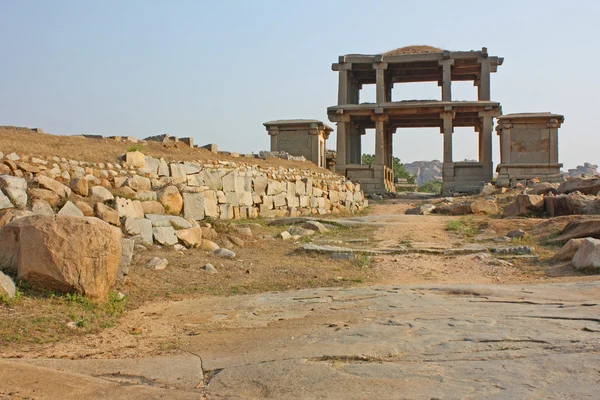 Templo indiano ruína na frente de pedras rochosas maciças — Fotografia de Stock