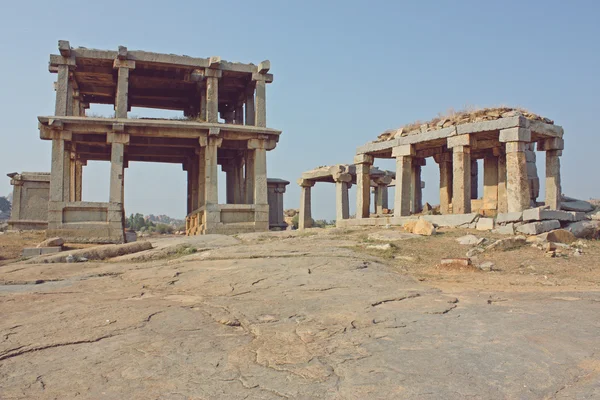 Ινδική ναό καταστροφή μπροστά από τον τεράστιο βράχο ογκόλιθοι — Φωτογραφία Αρχείου