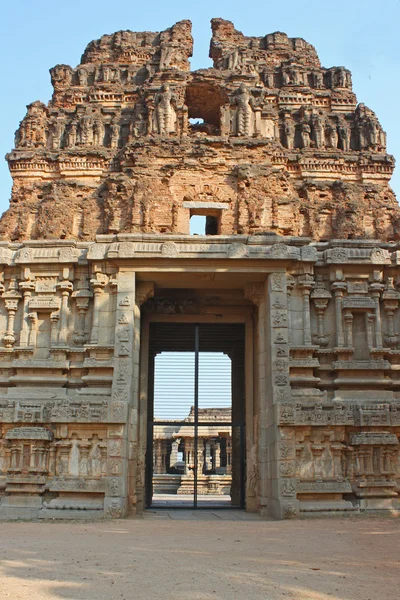 Templo indio ruina frente a rocas masivas — Foto de Stock