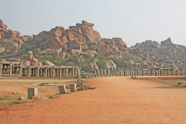 巨大な岩の巨石の infront インドの寺院遺跡 — ストック写真