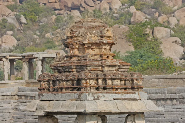 Templo indio ruina frente a rocas masivas — Foto de Stock