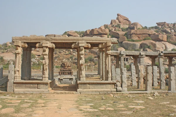 Indiai templom rommá infront hatalmas szikla sziklák — Stock Fotó