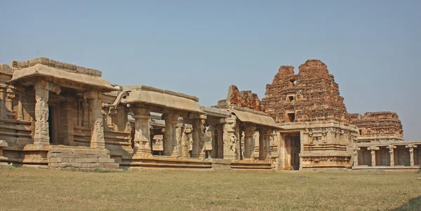 Temple indien ruine devant des rochers massifs — Photo