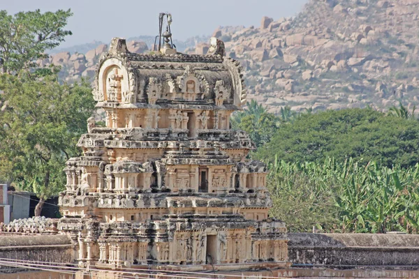 Templo indio ruina frente a rocas masivas —  Fotos de Stock
