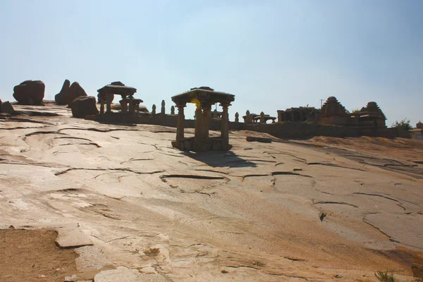 Indiase tempel ruïne infront van gigantische rots rotsen — Stockfoto