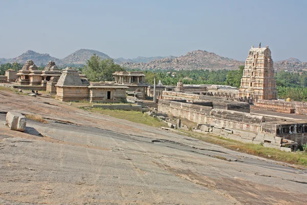 Indické chrám ruin infront z masívu balvanů — Stock fotografie