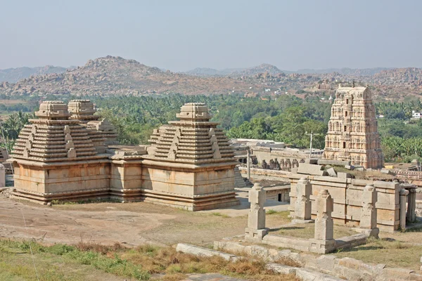 Индийский храм разрушен перед массивными скальными валунами — стоковое фото